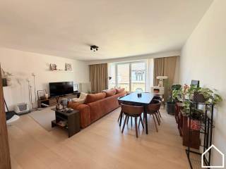 Op een uitstekende ligging, in een rustige zijstraat van de Leet en op slechts 200 meter van de Grote Markt, bevindt zich dit verzorgd appartement met 2 slaapkamers en autostandplaats. Dankzij de centrale ligging en de huidige verhuur vormt dit bovendien een interessante opportuniteit als opbrengsteigendom.<br /><br />Het appartement is momenteel verhuurd aan € 725 per maand, inclusief syndic.<br /><br />Het gebouw werd de voorbije jaren reeds op verschillende punten aangepakt. Zo werd de lift vernieuwd, werd het dak in 2019 geïsoleerd en voorzien van nieuwe dakbedekking en werd de achtergevel in 2015 geïsoleerd. Ook technisch scoort het appartement goed: de elektrische installatie is conform en blanco gekeurd, het appartement beschikt over een EPC-label B met een energiescore van 180 kWh/m² en is asbestveilig.<br /><br />Bij het betreden van het appartement komt u binnen in de inkomhal, die toegang geeft tot de ruime en lichtrijke leefruimte van 29 m². Verder zijn er twee volwaardige slaapkamers van respectievelijk 15,25 m² en 11,50 m².<br /><br />De vernieuwde, ingerichte keuken van 11,90 m² is voorzien van een vaatwasser, kookplaat, koelkast en heteluchtoven. Daarnaast beschikt het appartement over een badkamer met lavabo en ligbad en een aangenaam terras van 6,65 m².<br /><br />Een extra troef is de autostandplaats in de gemeenschappelijke garage.<br /><br />Verder beschikt het appartement over een condensatieketel op aardgas uit 2018 en dubbele beglazing.<br /><br />Troeven:<br /><br />Centrale ligging op slechts 200 meter van de Grote Markt<br />Ideaal als opbrengsteigendom<br />Momenteel verhuurd aan € 725/maand inclusief syndic<br />2 slaapkamers<br />Autostandplaats in de gemeenschappelijke garage<br />Vernieuwde lift<br />Dak geïsoleerd en vernieuwd in 2019<br />Achtergevel geïsoleerd<br />Conforme elektrische installatie<br />EPC-label B<br />Asbestveilig<br />Condensatieketel op aardgas<br />Dubbele beglazing<br /><br />Ontdek ook de vastgoedvideo:<br />https://youtube.com/embed/Je7iHVffAyg
