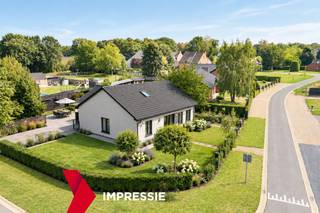 eze vrijstaande woning ligt op een rustige locatie in een woonkern van Gruitrode, tussen Opglabbeek en en het centrum van Gruitrode. Je woont hier vlak aan het bos en op korte afstand van het fietsroutenetwerk. Een mooie omgeving voor wie rustig en groen wil wonen, met toch alles binnen handbereik.

<p>De woning dateert van 1975 en staat op een ruim perceel van 10a98ca. Met maar liefst 222 m² bewoonbare oppervlakte en de volledige woonfunctie op het gelijkvloers, biedt deze woning opvallend veel ruimte zonder trappen. Je beschikt over drie slaapkamers, een ruime en lichtrijke living, keuken, badkamer met douchebad, wasplaats en berging. Ook de zolder zorgt voor extra stockageruimte. De woning is volledig te renoveren, maar biedt daardoor de mogelijkheid om ze helemaal naar eigen wensen en behoeften in te richten. Er is een pannendak, houten ramen met zowel enkele als dubbele beglazing en een stookolieketel. EPC-label E.</p>

<p><strong>Enkele troeven:</strong></p>

<ul><li><strong>Volledig gelijkvloers:</strong> maar liefst 222 m² bewoonbare oppervlakte zonder trappen, ideaal voor comfortabel en levenslang wonen.</li><li><strong>Ruim perceel:</strong> gelegen op een perceel van 10a98ca met heel wat mogelijkheden.</li><li><strong>Rustige, groene ligging:</strong> vlak aan het bos en nabij het fietsroutenetwerk.</li><li><strong>Praktische indeling:</strong> 3 slaapkamers, een ruime living, keuken, wasplaats, berging en zolder.</li><li><strong>Veel renovatiemogelijkheden:</strong> een ruime woning die je volledig naar eigen smaak kunt vernieuwen.</li></ul>

<p><strong>Benieuwd naar deze gelijkvloerse woning? Kom een kijkje nemen en ontdek zelf de ruimte, de rustige ligging en het potentieel van deze woning.</strong></p>