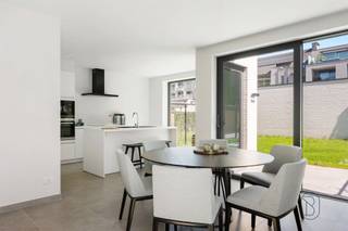Ontdek deze halfopen bebouwing op een rustige, uiterst centrale locatie in Harelbeke, vlak naast het stadspark en op wandelafstand van de Markt, het cultuurcentrum, een schooltje en diverse handelszaken. Een ideale plek voor wie graag centraal woont met alle voorzieningen dichtbij.Troeven: energiezuinig (dankzij de warmtepomp, zonnepanelen en vloerverwarming), instapklaar, centraal gelegen, kwalitatieve afwerkingenIndeling: inkomhal met gastentoilet, een ruime en lichtrijke leefruimte met open, kwalitatief afgewerkte keuken voorzien van alle apparaten, een praktische berging en toegang tot de aangelegde tuin met terras en een handig zijpoortje. Daarnaast is er een oprit en garage aanwezig. Op de eerste verdieping bevinden zich drie volwaardige slaapkamers, een apart toilet en een moderne badkamer.En nog meer goed nieuw: door de lage E-peil 0 betaal je de eerste 5 jaar geen onroerende voorheffing, aankoop aan 6% btw (i.p.v. 21%) is hier mogelijk en de eerste koper van de drie woningen krijgt een korting van €25.000. Interesse? Plan je bezoek via feline@immobeguin.be