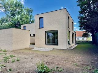 Aan de groene rand van Houthulst, op een uitzonderlijke locatie vlak bij het bos, vind je deze laatste luxueuze nieuwbouwvilla – een zeldzame...