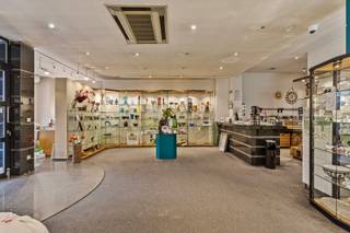 ANTWERPEN - Ruime commerciële ruimte met dubbele vitrine en multifunctionele indeling Unieke kans: commerciële ruimte van ca. 557m², waarvan een deel geschikt is voor opslagruimte. De ruimte beschikt over een brede voorgevel met dubbele vitrine, wat zorgt voor veel lichtinval en uitstekende zichtbaarheid. De winkelruimte heeft een centrale inkomhal met ontvangstruimte en toog, en een open indeling die veelzijdig kan worden ingericht voor diverse commerciële doeleinden, zoals showroom, winkel of kantoor. Verder zijn er een wc, keuken, en bureau, evenals toegang tot de 2 binnenkoeren. De locatie is zeer centraal en heeft veel passage, wat de ruimte uitermate geschikt maakt voor handelsactiviteiten. Het pand is uitgerust met airconditioning en beschikt over twee koeren voor extra buitenruimte en luchtcirculatie. Daarnaast is het pand asbestveilig en heeft het een EPC-score van X. Achteraan is er toegang tot de kelder, die beschikt over hoge plafonds en ideaal is voor opslag of archivering. De kelder is bereikbaar via een goederenlift, waardoor zware voorwerpen eenvoudig kunnen worden getransporteerd. Door de uitstekende ligging nabij het stadscentrum en het Stadspark geniet deze commerciële ruimte van hoge zichtbaarheid en passage, wat het een ideale locatie maakt voor diverse commerciële activiteiten.