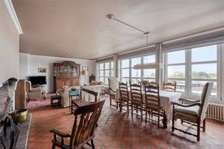 Aan de stadsrand van Tongeren bevindt zich dit zeer ruime appartement met drie slaapkamers, ideaal voor wie op zoek is naar wooncomfort...