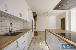 Square Estate biedt u deze ruime duplex aan, gelegen aan de Avenue Roi Albert I. De benedenverdieping bestaat uit een inkomhal, een open woonkamer,...