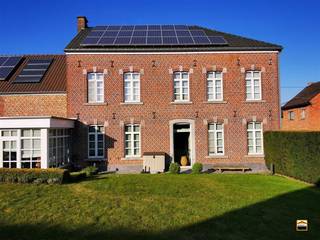 <p><span>Unieke horecazaak met luxe B&B en privéwoning in volledig gerenoveerde vierkantshoeve</span></p><p><span>met ruim perceel bouwgrond. </span></p><p><span>*EPC C * ASBESTVEILIG</span></p><p><span> </span></p><p><span>! DE ZAAK BLIJFT OPEN !</span></p><p><span> </span></p><p><span>In een prachtig gerenoveerde vierkantshoeve bevindt zich deze uitzonderlijke en instapklare horecazaak met tal van mogelijkheden. Het geheel heeft een totale bruikbare oppervlakte van ca. 1.400 m² op een perceel van 4.300 m² en combineert een succesvolle wijnbar, pizzeria, wijnwinkel en een 4-sterren luxe B&B met een volledig vernieuwde privéwoning.</span></p><p><span>Horecagedeelte en uitbating:</span><span>De horecazaak is volledig ingericht en momenteel nog volop in uitbating.<br />Het café biedt plaats aan 42 personen op het gelijkvloers en 48 personen op de verdieping. Daarnaast is er een extra zaal voor 60 personen, een binnenkoer met plaats voor 60 gasten en een tuinterras voor 16 personen. De professionele keuken is volledig uitgerust en omvat onder meer een houtgestookte pizza-oven, airco’s, koelingen, dampkap, afwasinstallaties en alle nodige apparatuur om onmiddellijk verder uit te baten.</span></p><p><span>Verder zijn er:</span></p><ul><li><span>een wijnwinkel</span></li><li><span>2 ruime opslagruimtes</span></li><li><span>kelder met technische ruimte</span></li></ul><p><span>De stijlvolle 4* B&B beschikt over 8 comfortabele kamers, elk met een eigen badkamer, en is volledig ingericht om gasten in alle comfort te ontvangen.</span></p><p><span>Het gebouw is voorzien van verwarming op aardgas en D-ventilatie. Een regenwaterput van 10.000 liter voorziet de toiletten.</span></p><p><span> </span></p><p><span>Privéwoning</span><span><br />De volledig vernieuwde privéwoning biedt een hoog wooncomfort en beschikt over:</span></p><ul><li><span>4 slaapkamers</span></li><li><span>4 badkamers</span></li><li><span>een ingerichte zolderruimte</span></li><li><span>een prachtige, volledig uitgeruste keuken met Miele-toestellen</span></li><li><span>grote (wijn)kelder</span></li></ul><p><span>Daarnaast zijn er zonnepanelen (10 kWh) met groenestroomcertificaten tot 2032 en een verwarmingssysteem op aardgas, ondersteund door een zonneboiler.</span></p><p><span>Troeven</span></p><ul><li><span>Authentieke, volledig gerenoveerde vierkantshoeve</span></li><li><span>Combinatie van horeca, B&B en privéwoning</span></li><li><span>Instapklare professionele keuken en infrastructuur</span></li><li><span>Grote binnenkoer en meerdere zalen</span></li><li><span>Energiezuinige voorzieningen en zonnepanelen</span></li><li><span>Uitstekende opportuniteit voor uitbaters of investeerders</span></li><li><span>Grote tuin</span></li><li><span>Bouwplaats naast het pand</span></li></ul><p><span>Mogelijkheden</span><span><br />Dit pand biedt verschillende perspectieven:</span></p><ul><li><span>verderzetten van de huidige succesvolle uitbating</span></li><li><span>gedeeltelijke afsplitsing van het horecagedeelte (bespreekbaar)</span></li><li><span>herbestemming of ombouw naar een woonproject (onder voorbehoud van vergunningen)</span></li></ul><p><span> </span></p><p><span>Meer informatie, cijfers en bezichtigingen op aanvraag.</span></p><p><span> </span></p><p><span> </span></p>