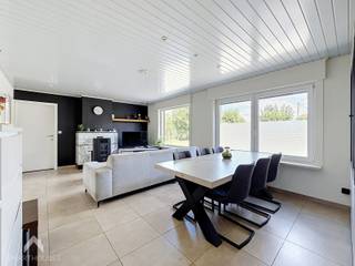 Authentieke residentiële hoeve op een uitzonderlijk perceel van maar liefst 7.165 m², gelegen op een toplocatie met een vlotte bereikbaarheid en een aangename landelijke omgeving.<br /><br />De eigendom beschikt over een ruime binnenkoer die tal van mogelijkheden biedt voor het stallen van voertuigen, het uitoefenen van een hobby of het houden van dieren.<br /><br />De woning omvat een inkomhal met praktische berging, een apart gastentoilet, een gezellige leefruimte met zit- en eethoek en een functionele keuken met aansluitende wasplaats. Verder vindt u een badkamer uitgerust met douche/bad en lavabo, evenals twee volwaardige slaapkamers.<br /><br />Via een zolderluik bereikt u de ruime zolderverdieping, die tal van uitbreidingsmogelijkheden biedt.<br /><br />Buiten geniet u van circa 140 m² aan stallen en een afzonderlijk bijgebouw dat momenteel dienstdoet als kippenhok. De aanwezigheid van een vijver versterkt het landelijke karakter van deze eigendom.<br />Een unieke opportuniteit voor wie op zoek is naar ruimte, rust en mogelijkheden op een royaal perceel.<br />Na aanvraag kan conform de zonevreemdebasis rechten de woning een volume van maximum 1000m³<br /><br />Mogelijkheid tot aankoop landbouwgrond van 2,1 ha.<br /><br />Extra troeven<br /><br />
<ul>
<li>rustige ligging</li>
<li>veel potentieel</li>
<li>regenwaterput</li>
<li>grondwaterput</li>
<li>garage</li>
<li>residentieel vergund</li>
</ul>
<br /><br />Deze woning is te koop ZONDER makelaar via het concept van Smart Houses. Wenst u verdere inlichtingen of een bezoek? Contacteer rechtstreeks de eigenaar via 0477/71.90.78
