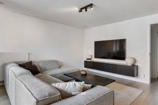 Dit instapklare 2 slaapkamer appartement is gelegen in een kleine residentie met 11 appartementen en 11 gelijkvloerse parkeerplaatsen. Het gebouw dateert van 2021 en is nog onder bouwgarantie.<br />Enkele troeven van dit appartement zijn: privatieve zonnepanelen, EPC A-label, een mooie keramische parket, ventilatie systeem D, etc.<br />U kan zelf slapen met de slaapkamerramen open, zo rustig is het hier...<br /><br />Indeling:<br />inkomhal met vestiairenis, toilet, een grote leefruimte (open keuken (ingericht met alle toestellen), eetplaats en salon) welke toegang geeft tot het terras (6m² en West-gericht), aan de keuken is een mooie keukenberging gekoppeld, nachthal, 2 mooie slaapkamers en een grote badkamer (inloopdouche en dubbele lavabo).<br />Op het gelijkvloers is er een bergplaats inbegrepen bij het appartement.<br /><br />Een interne autostaanplaats (31.500 €) of een afzonderlijke garagebox met plaats voor 1,5 wagens (85.000 €) kunnen bijgekocht worden.<br /><br />Wat men nodig heeft, vindt men in de onmiddellijke omgeving.<br /><br />Dit gebouw staat op enkele honderden meters van UZ Jette, de ring van Brussel, etc.<br />Het appartement is vrij bij akte.<br /><br />mobiscore: 8,5/10<br /><br />Bij interesse, bel of mail met Pieterjan Windey op pw@entree.be of 0472 80 20 65