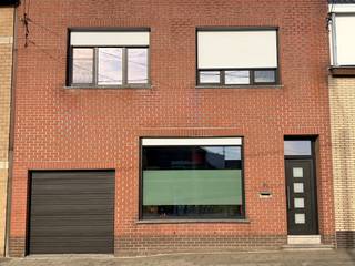 Ben jij op zoek naar een instapklare gezinswoning in het gezellige Rumbeke? Dan is dit misschien wel jouw nieuwe thuis!<br /><br />Achter deze gevel ontdek je een verrassend ruime woning met een lichtrijke leefruimte, een grote keuken waar kookliefhebbers zich helemaal kunnen uitleven, 4 slaapkamers en 2 badkamers.<br /><br />Buiten geniet je van een gezellige stadstuin waar je heerlijk kan ontspannen of vrienden uitnodigt voor een zomerse barbecue. Met een cocktail onder de palmboom waan je je even op vakantie. 🌴🍹<br /><br />Dankzij de gunstige ligging woon je vlak bij scholen, winkels, speelpleinen, het Frunpark en heb je een vlotte verbinding naar alle belangrijke invalswegen.<br /><br />✨ Troeven op een rij:<br />🛏️ 4 ruime slaapkamers<br />🛁 2 badkamers<br />🚽 2 toiletten<br />🍽️ Ruime keuken<br />☀️ Lichtrijke leefruimte<br />🌿 Gezellige stadstuin<br />🚗 Garage + extra was- en bergruimte<br />🚘 Veel parkeergelegenheid voor de deur<br />❄️ 2 airco's<br />🪟 Deels elektrische rolluiken/ramen (pas aan indien nodig)<br />⚡ Conforme elektriciteit<br />☀️ 10 zonnepanelen<br />🏠 Geen renovatieplicht (gunstig EPC)<br />📍 Topligging in Rumbeke, dichtbij scholen, winkels, Frunpark en invalswegen<br />💰 Richtprijs: € 298.000<br /><br />Paar ruimtes op foto te zien met AI bewerking dit om mee te geven wat je van de ruimtes zou kunnen maken met enkel een likje verf en kleine aanpassingen.<br /><br />📩 Interesse? Stuur gerust een privébericht of mail naar vanessa.duyck86@gmail.com om een bezoek in te plannen. Wie weet wordt dit binnenkort jouw droomhuis.<br />