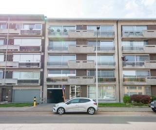 Zeer goed onderhouden, ruim appartement met twee slaapkamers, terras en garagebox. <br /><br />Beschikbaar op 1 juni.<br /><br />Goede, residentiële ligging nabij openbaar vervoer en winkels op wandelafstand! <br /><br />Indeling:<br />Het appartement is gelegen op de 4 verdieping (met lift): mooie uitzichten en veel lichtinval! Indeling: inkomhal met apart toilet en berging, ruime leefruimte op laminaatvloer, balkon vooraan, aparte keuken voorzien van oven, kookvuur, dampkap en vele kasten. Badkamer voorzien van ligbad met douchemogelijkheid, twee ruime slaapkamers, terras achteraan. <br /><br />Bijzonderheden:<br />Ondergrondse garagebox bij aan te huren voor 50 euro per maand. <br />Maandelijkse kosten 70 euro voor het onderhoud van gemene delen, lift en waterverbruik in het appartement. Verbruik van gas en elektriciteit met aparte meters. <br /><br />Nieuwe ramen met dubbele beglazing, recente cv ketel op gas. <br />Gunstige EPC score van 137 kWh/m², B label.