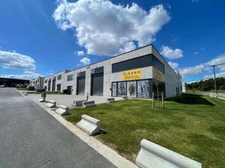 <p>UITZONDERLIJKE VOORWAARDEN!</p><p>Profiteer tijdelijk van uitzonderlijke voorwaarden op de beschikbare KMO-units in Business Park Aero. Een mooie kans om je onderneming te vestigen op een strategische locatie vlak bij de luchthaven van Charleroi.</p><p>KOM LANGS TIJDENS ONZE KOMENDE OPENDEURDAGEN<br />Meer info &amp; data via zabra.be/aero</p><p>Deze ruime KMO-unit van 325 m² ligt in het dynamische Business Park Aero in Charleroi. Dankzij de nabijheid van de E420 en N568 geniet je van een uitstekende bereikbaarheid. De unit biedt verschillende indelingsmogelijkheden en is geschikt voor uiteenlopende KMO-activiteiten.</p><p>Dit mag je verwachten:<br />✅ 325 m² bedrijfsruimte;<br />✅ Strategische ligging vlak bij de luchthaven van Charleroi;<br />✅ Vlotte bereikbaarheid via de E420 en N568;<br />✅ Verschillende indelingsmogelijkheden;<br />✅ Combineerbaar met andere units;<br />✅ Geschikt voor diverse KMO-activiteiten.</p><p>Interesse of een bezoek plannen?<br />Contacteer ons via 📞 +32 472 89 60 18.</p>