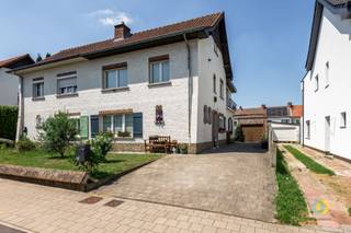 <p><span>Ontdek deze goed onderhouden driegevelwoning, rustig gelegen te Kassei in Vilvoorde. Dankzij de royale woonoppervlakte, ruime oprit, handige garage, vernieuwd terras en verzorgde tuin biedt deze woning alle comfort voor een gezin. De vergunde uitbouw zorgt bovendien voor een verrassend ruim woonvolume.</span></p><p><span>Via de inkomhal met apart gastentoilet betreedt u de lichtrijke leefruimte, waar de gezellige zithoek en eetplaats samen een aangename leefomgeving creëren. Aansluitend bevindt zich de keuken. Zowel de keuken als de badkamer bieden de mogelijkheid om naar eigen smaak te worden gemoderniseerd. Vanuit de eetplaats heeft u rechtstreeks toegang tot de mooi onderhouden tuin. Aan de zijkant van de tuin bevindt zich de praktische garage, ideaal voor uw wagen, fietsen of extra opslag. Op de eerste verdieping bevinden zich de ruime masterbedroom, een tweede slaapkamer, een derde kamer met aparte dressing die perfect dienst doet als kinderkamer of bureau, de badkamer en een ruime nachthal met ingebouwde dressingkasten. De tweede verdieping omvat nog twee extra kamers, waarvan één ruime slaapkamer en één kamer die ideaal is als bureau, hobbyruimte of logeerkamer. Daarnaast is er een handige bergruimte aanwezig. Tot slot beschikt de woning over een praktische kelder, ideaal voor extra opslag.</span></p><p><span>Met haar vier slaapkamers, verzorgde staat van onderhoud, ruime tuin, garage en uitstekende ligging vormt deze woning een ideale gezinswoning met heel wat potentieel. De mogelijkheid om keuken en badkamer volledig naar eigen smaak te vernieuwen maakt deze eigendom extra aantrekkelijk.</span></p><p><span>Plan vandaag nog uw bezoek en ontdek zelf de ruimte en mogelijkheden die deze woning te bieden heeft.</span></p><p><span> </span></p>