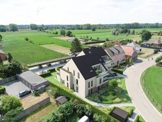 <p><strong>Appartement 0.1</strong> bevindt zich op het gelijkvloers en beschikt, dankzij een privatieve voor- en achterdeur, zowel vooraan als achteraan over een inkomhal met vestiaire. Hierdoor wordt een woonervaring gecreëerd die eerder doet denken aan een huis dan aan een appartement. De lichtrijke leefruimte, met hoogwaardige open keuken en kookeiland, vloeit via een verzonken schuifraam naadloos over naar het zonnige terras en de privétuin. Verder beschikt het appartement over 3 slaapkamers: een master bedroom met een aansluitende dressing en twee volwaardige kinderkamers. De luxueuze badkamer is uitgerust met een ruime inloopdouche, ligbad, dubbele wastafel en wc. Tot slot is er een apart gastentoilet en een praktische wasplaats voorzien.<strong><br /><br />Mooi wonen in Tielen</strong></p>
<p>Residentie Ter Broeke bevindt zich in het hartje van Tielen, maar tegelijkertijd tussen de weilanden (<em>’t broek</em> - in de volksmond). Achteraan geniet u van prachtige vergezichten over de velden, vooraan van een groene oase en zicht op de kerk. Alle belangrijke voorzieningen - zoals winkels, horeca, het dorpsplein en het station - bevinden zich op een boogscheut. Op die manier combineert Ter Broeke de troeven van een centrale ligging met de rust en charme van een landelijke omgeving.</p>
<p><strong>Ruimte &amp; comfort</strong></p>
<p>Alle appartementen zijn ontworpen met de nadruk op wooncomfort en privacy, en bieden elk hun eigen, unieke troeven. Zo beschikken sommige appartementen over een zonnige zuidoriëntatie, terwijl anderen kunnen genieten van een prachtige zonsondergang naast de kerktoren. <br />Dankzij verzonken schuiframen vloeien de leefruimtes naadloos over naar de terrassen, waar men in alle rust kan ontspannen zonder inkijk. De twee bovenste appartementen vallen bovendien extra op door hun indrukwekkende leefruimte - open tot in de nok - en de bijkomende ruime bergzolder.<br />Elke wooneenheid beschikt over een badkamer met dubbele wastafel en een royale inloopdouche. In nagenoeg elk appartement is bovendien ook een ligbad aanwezig.</p>
<p>Voor het parkeren zijn er ruime overdekte staanplaatsen voorzien, allemaal uitgerust met laadmogelijkheden voor elektrische wagens (op de privatieve meters). Per appartement dient er minimaal één parkeerplaats aangekocht te worden.<br />Fietsen kunnen veilig gestald worden in de inpandige gemeenschappelijke fietsenstalling aan de voorzijde van het gebouw, eveneens uitgerust met individuele laadpunten.</p>
<p><strong>Duurzaamheid en energiezuinigheid</strong></p>
<p>Bij Ter Broeke staat duurzaamheid écht centraal. Vandaar is elke wooneenheid uitgerust met een individuele geothermische warmtepomp (van het topmerk Nibe), waardoor u niet alleen over vloerverwarming beschikt, maar ook over vloerkoeling. Hierdoor zal uw appartement zelfs tijdens de warmste weken van het jaar heerlijk koel blijven. <br />Elke wooneenheid wordt eveneens voorzien van een ruime PV-installatie, en het ventilatiesysteem D met warmterecuperatie garandeert een aangenaam en gezond binnenklimaat.<br />Als resultaat van deze investeringen behaalt elk appartement in Ter Broeke een negatief E-peil, nog beter dus dan energieneutraal. Hierdoor wekt u meer energie op dan u verbruikt, waardoor uw energiefactuur tot een absoluut minimum wordt beperkt.</p>
<p><strong>Fiscale en financiële voordelen</strong></p>
<p>Het volledige project komt in aanmerking voor het verlaagde btw-tarief van 6% (onder voorwaarden), zowel voor eigen bewoners als voor investeerders.<br />Daarnaast geniet u als koper 100% korting op de onroerende voorheffing gedurende 5 jaar dankzij het uitzonderlijk lage E-peil.</p>
<p><strong>Eerst kijken, dan kopen</strong></p>
<p>Dit project wordt bij oplevering verkocht en niet op plan. U koopt dus pas na een bezoek ter plaatse, en betaalt wanneer u de sleutel ontvangt. Zo gaat u een zorgeloze aankoop tegemoet, zonder voorafbetalingen in schijven.</p>