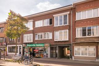 <p><strong>Sommige plekken hebben gewoon alles mee. De Diksmuidelaan is er daar zo eentje van. Je woont hier centraal in Berchem, met winkels, horeca en openbaar vervoer vlakbij - én Berchem Station in de buurt. Op de hoek ligt de overheerlijke Trattoria Di Pepe en aan de andere kant Oktober, de koffiebar die de buurt meteen een extra dosis leven geeft. En… natuurlijk ook dit lichtrijke appartement van 73 m² op jou. Een fijne plek met een ruime leefruimte, een halfopen keuken en een slaapkamer waar je alle ruimte hebt om er je eigen thuis van te maken. Kom binnen…</strong></p><p><strong>Binnenkomen en meteen verder</strong></p><p>Via de inkomhal kom je het appartement binnen. Die brengt je rechtstreeks naar de leefruimte, en daar merk je meteen dat dit geen hokje is waar je je meubels rond één tafel moet puzzelen. De ruimte heeft een leuke vorm en biedt daardoor verschillende mogelijkheden om te wonen, eten en ontspannen. De grote raampartijen zorgen bovendien voor een fijne hoeveelheid daglicht.</p><p><strong>Halfopen, helemaal gezellig</strong></p><p>Aansluitend op de leefruimte ligt de halfopen keuken. Zo heb je tijdens het koken nog altijd contact met de rest van de ruimte, zonder dat alles wat zich in de keuken afspeelt meteen het hele appartement overneemt. Een praktische indeling dus, met de keuken mooi verweven in de leefruimte.</p><p><strong>Twee kamers, veel mogelijkheden</strong></p><p>De slaapkamer is ruim en biedt voldoende plaats voor een bed en extra meubels. De tweede kamer kan dienen als bureau, dressing of extra slaapkamer. </p><p><strong>Even naar de badkamer</strong></p><p>De badkamer beschikt over een douche, wastafel en toilet. Alles wat je nodig hebt, ligt hier gezellig binnen handbereik. Tof!</p><p><strong>Alles netjes opgeborgen</strong></p><p>Beneden hoort bij het appartement nog een privatieve kelderberging. Handig voor fietsen, dozen, voorraad en alle andere spullen die je liever niet permanent in je leefruimte laat rondzwerven. Ook fijn om weten: de gemeenschappelijke kosten van het gebouw zijn laag.</p><p><strong>Een parkeerplek erbij?</strong></p><p>En wie wil, kan bij het appartement optioneel een autostaanplaats aankopen voor €20.000. Altijd een slimme investering.</p><p><strong>Zelf wonen of investeren?</strong></p><p>Dit appartement is momenteel verhuurd en kan daardoor ook interessant zijn voor wie op zoek is naar een investering. Het appartement beschikt over 73 m² en heeft twee slaapkamers.</p><p><strong>Verliefd? Antwerpen@ugly.be</strong></p>