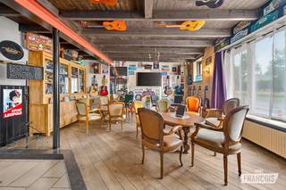 Op een toplocatie aan de rand van het stadscentrum van Diksmuide stellen wij u graag Café De Keizershoek voor. Deze goed draaiende, authentieke bruine kroeg staat bekend om haar warme, gezellige en uitnodigende sfeer. Dankzij de ruime parkeergelegenheid en het zonnige terras genieten bezoekers hier van optimaal comfort.<br /><br />Naast de horecazaak bevindt zich een privatieve woonst met een ruime leefruimte, twee volwaardige slaapkamers en een badkamer. Hierdoor biedt dit pand de ideale combinatie van wonen en ondernemen.<br /><br />Bovendien beschikt het perceel over tal van bijkomende mogelijkheden, waardoor het zich uitstekend leent voor verdere ontwikkeling of een alternatieve invulling, afhankelijk van uw plannen en ambities.<br /><br />Bent u op zoek naar een rendabele horecazaak met woonst én toekomstpotentieel? Dan is dit veelzijdige eigendom beslist een bezoek waard.<br /><br />