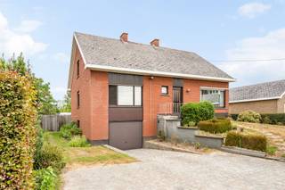 Te koop: ruime gezinswoning met 4 slaapkamers en dubbele garageDeze ruime gezinswoning combineert lichtrijke leefruimtes, vier volwaardige slaapkamers, een dubbele garage en voldoende bergruimte.Wat maakt dit pand uniek?De woning beschikt over aangename leefruimtes en een praktische indeling voor het hele gezin. De vier ruime slaapkamers bieden volop mogelijkheden voor kinderkamers, een bureau, hobbyruimte of logeerkamer.Een belangrijke troef is de dubbele garage, ideaal voor meerdere wagens, fietsen en extra opslag. Daarnaast is er nog een afzonderlijke berging aanwezig. Buiten vindt je een gezellige tuin. Voor wie is dit ideaal?Ideaal voor gezinnen of ruimtezoekers die op zoek zijn naar vier slaapkamers, veel bergruimte en een dubbele garage.Te koop via Immo Beguin, jouw vastgoedexpert sinds 2009.Meer info of bezoek aanvragen via: arne@immobeguin.be