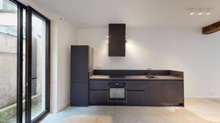 <p>Instapklare, volledig gerenoveerde stadswoning op toplocatie in hartje Antwerpen</p>
<p>Op zoek naar een stijlvolle woning op een uitzonderlijke locatie? Deze volledig gerenoveerde stadswoning (2025) combineert hedendaags wooncomfort met een centrale ligging in het bruisende hart van Antwerpen. Op wandelafstand van de universiteit, winkels, scholen, horecazaken en openbaar vervoer geniet u hier van het beste wat de stad te bieden heeft.</p>
<p>Bij het betreden van de woning komt u terecht in een ruime en lichtrijke leefruimte van ca. 37 m², afgewerkt met een moderne polybetonvloer. De open, volledig ingerichte keuken is voorzien van alle comfort, waaronder een oven, dampkap, vaatwasser, koelkast, diepvriezer en voldoende kastruimte. Aansluitend bevindt zich een gezellig terras van ca. 4,5 m², ideaal om van een rustig moment in de buitenlucht te genieten.</p>
<p>Op de eerste verdieping bevindt zich een zeer ruime slaapkamer van ca. 23 m², een afzonderlijk gastentoilet met handenwasser en een praktische berging met aansluiting voor wasmachine.</p>
<p>De tweede verdieping omvat twee comfortabele slaapkamers van respectievelijk ca. 13 m² en 12 m², evenals een moderne badkamer uitgerust met een douche, wastafelmeubel, hangtoilet en handdoekradiator.</p>
<p>Dankzij de kwalitatieve renovatie, de praktische indeling en de uitstekende ligging is deze woning ideaal voor gezinnen, studentenhuisvesting, co-housing of als investering.</p>
<p>Troeven:</p>
<p>Volledig gerenoveerd in 2025</p>
<p>Centrale ligging in hartje Antwerpen</p>
<p>Op wandelafstand van universiteit, winkels en openbaar vervoer</p>
<p>3 volwaardige slaapkamers</p>
<p>Moderne keuken en badkamer</p>
<p>Gezellig terras</p>
<p>Instapklaar en energiezuinig wooncomfort</p>
<p><br />Een unieke kans voor wie comfortabel wil wonen of investeren op een van de meest gegeerde locaties van Antwerpen.</p>