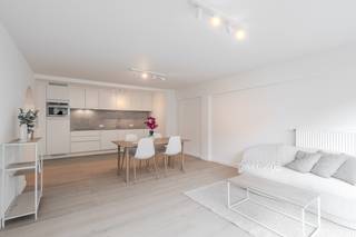 Discover this renovated two-bedroom apartment, located on the second floor of Residence Neptunus in the heart of Ostend. Thanks to its...