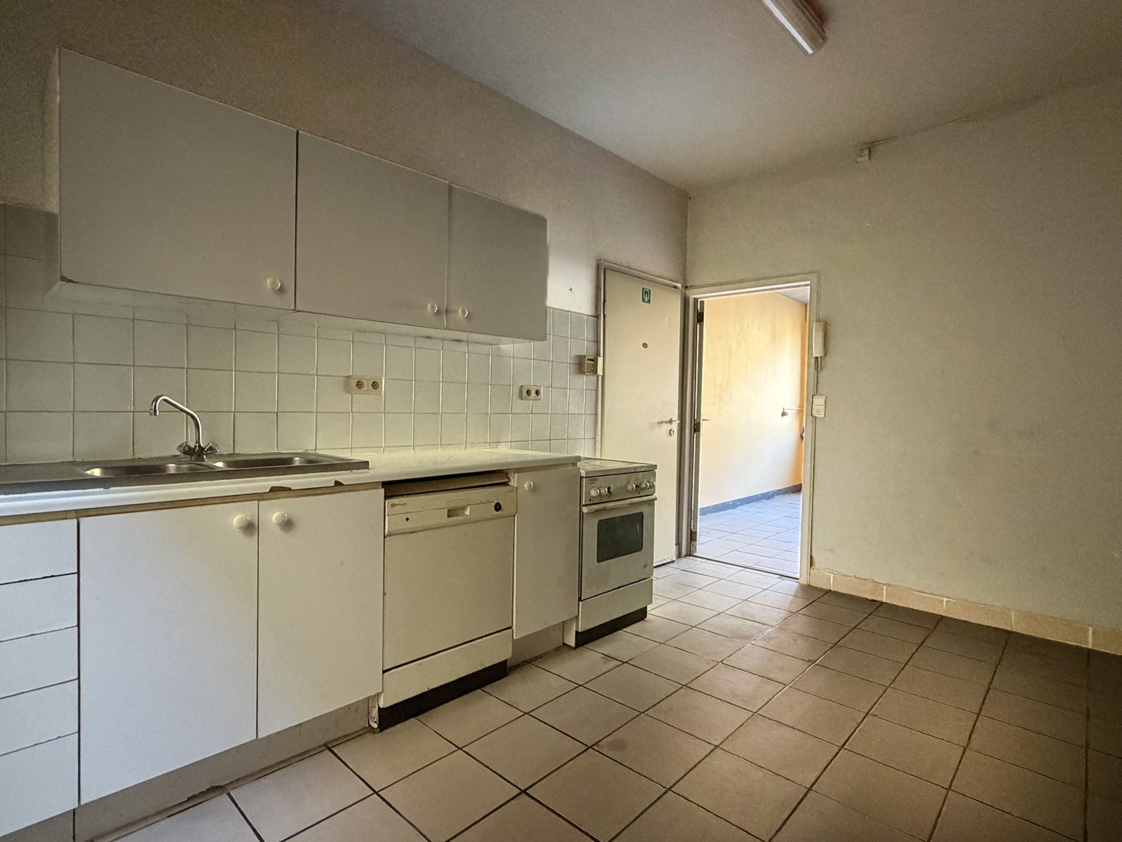 Te renoveren handelsruimte met kelder op toplocatie. - foto 4