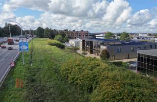 High-quality, light-filled office space of 519 m² with 323 m² of storage space for rent in an excellent location near the R0 in Wemmel...