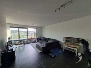 Centraal gelegen en zonnig appartement met leuk uitzicht. Vlak bij openbaar vervoer en winkels.Er is een aparte inkom met plaats voor een vestiaire,...