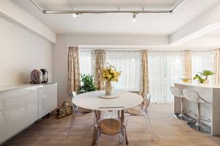 Ruim en volledig gerenoveerd appartement op de vierde verdieping, gelegen op een toplocatie in Oostende, op wandelafstand van het station, de zee, het strand en tal van winkels.<br /><br />Indeling:<br /><br />Inkomhall voorzien van berging en vestiairekasten, afzonderlijk toilet, lichtrijke woonkamer, open volledig ingerichte keuken met wasplaatsmogelijkheid, 3 volwaardige slaapkamers voorzien van ingemaakte kasten, badkamer met inloopdouche en dubbele wastafel, terras achteraan. Privatieve ruime kelderberging. <br /><br />- Elektriciteit conform<br />- Driedubbele beglazing PVC<br />- Diverse ingemaakte kasten<br />- Gemeenschappelijke fietsenberging<br />- Grote privatieve kelderberging.