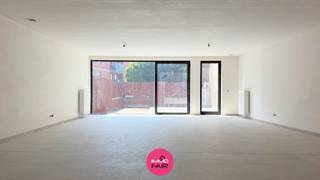 Dit appartement maakt deel uit van Residentie ‘Albatross’, een residentie bestaande uit 7 wooneenheden, gelegen in hartje Lanaken. Je bevindt je hier in het bourgondische centrum met tal van boetiekjes, restaurants en supermarkten. Daarnaast bevindt het openbaar vervoer en tal van scholen zich op een steenworp afstand. Van hieruit heb je een goede verbinding naar Maastricht, Genk en Bilzen. Ook de oprit van de E314/E313 is van hieruit vlot bereikbaar.<br /><br />De vraagprijs is exclusief 6% btw.<br /><br />Dit appartement is gelegen op de gelijkvloerse verdieping.<br /><br />Via de inkomhal met gastentoilet en vestiairehoek bereik je de leefruimtes van het appartement. Er is een lichtrijke leefruimte van 55 m² met open keuken. De kamerbrede raampartijen zorgen voor een optimaal contact met het zonnige terras van maar liefst 50 m².<br /><br />Naast de keuken is er een praktische berging/technische ruimte. Verder zijn er twee slaapkamers van 17 en 7 m² en een badkamer met inloopdouche en lavabomeubel.<br /><br />Bij de appartementen werd er extra aandacht besteed aan optimale (geluids)isolatie. Bovendien zijn de appartementen uitgerust met ventilatiesysteem D. <br /><br />Het appartement wordt verkocht inclusief kelderberging. Daarnaast is er een mogelijkheid tot het aankopen van een afgesloten garage in de kelder.<br /><br />De getoonde impressies zijn indicatief. De appartementen worden afgewerkt volgens smaak en budget.<br /><br />Op zoek naar een instapklaar, lichtrijk en energiezuinig appartement in hartje Lanaken? Bel dan vandaag nog 089 390 990 of mail naar info@immofair.be!