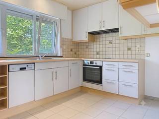 Ben je op zoek naar een praktische en verzorgde woning op een rustige locatie? Deze woning biedt een perfecte combinatie van comfort en opbergruimte!<br /><br />INDELING:<br />GLV:<br />- inkomhal <br />- berging<br />- ruime garage <br />- tuin<br /><br />1ste V:<br />- keuken<br />- lichtrijke woonkamer <br />- badkamer <br /><br />2de V:<br />- slaapkamer 1<br />- slaapkamer 2<br />- slaapkamer 3<br /><br />ALGEMEEN:<br />- gunstig EPC<br />- rustige wijk <br />- hartje Waregem <br /><br />De snelste manier om een bezoek te brengen aan deze woning? Vraag je bezoek aan via de rode knop op onze website (www.dewaele.com) en je wordt gecontacteerd door onze makelaar. Telefonisch kunnen er geen afspraken gemaakt worden. Bij andere vragen kun je ons telefonisch contacteren via 056 605 605.<br />