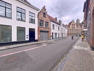 Cet appartement en duplex offre une combinaison de paix, d'espace et d'un emplacement idéal dans le centre historique de Bruges.Le premier étage vous accueille dans un salon lumineux qui se fond parfaitement dans la cuisine. La terrasse exceptionnellement spacieuse et ensoleillée de pas moins de 55 m² attire tous les regards. À cet étage, vous trouverez également une première chambre complète, des toilettes séparées et une salle de bain confortable avec baignoire et douche.L'étage supérieur abrite la deuxième chambre spacieuse (16 m²).Au rez-de-chaussée, vous avez un hall d'entrée privé avec un débarras pratique et une connexion pour une machine à laver. Disposition : Général : entrée - abri à vélos - rangement (avec raccordement pour machine à laver)1°V : salon (27 m²) - salle de bain (8 m²) - chambre (13 m²) - WC - mezzanine 2°C : chambre (16 m²)Dans l'ensemble :-Prix de location : 990,00 €/mois-Disponible à partir du 01/01/2026Le moyen le plus rapide pour visiter cette propriété ? Demandez votre visite via le bouton rose de notre site Web (www.dewaele.com) et vous serez contacté par l'un de nos experts en location.