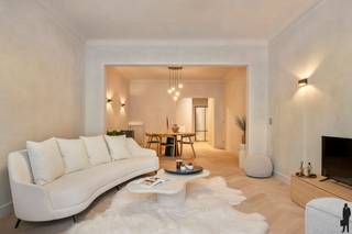<p>Wie graag in het midden van de stad leeft, is hier op zijn plaats.<br />De Quellinstraat 43 biedt de bewoner een combinatie van stadsleven en gemak.<br />U woont op wandelafstand van het <strong>Stadpark</strong>, <strong>Meir</strong>, <strong>Keyserlei</strong>, <strong>Centraal Station</strong> en <strong>Vogelenmarkt</strong>.<br />Hier geniet u van alle restaurants en winkels in de buurt, met de luxe om alles te voet te kunnen doen.<br /><br />Op de tweede verdieping wacht een appartement van ca. 144 m², dat in 2025 een smaakvolle totaalrenovatie kreeg met <strong>zeer hoogwaardige materialen</strong> en een tijdloze afwerking. De indeling is erg ruim en logisch, met een royale leefruimte en leefkeuken als centraal punt.<br />De bewoner beschikt over <strong>3 ruime slaapkamers</strong> en <strong>2 badkamers</strong>.<br />Praktisch en zorgeloos wonen verzekerd!</p>