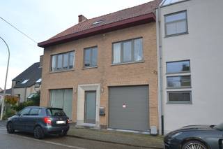 Prachtig gerenoveerde woning bestaande uit:Inkomhal met ruimte voor vestiaire, living met veel lichtinval en tegelvloer, ingerichte keuken voorzien...