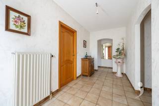 <p><span>Prêt à louer, maison solide avec de belles vues sur les champs, située près du centre de Leefdaal.</span></p><p><span> </span></p><p><span>Cette charmante maison est entièrement au rez-de-chaussée et offre un agencement très pratique. Le hall d'entrée avec toilettes donne accès à toutes les pièces. Il y a un salon spacieux et lumineux avec un chaleureux poêle à bois et un coin repas. Une cuisine spacieuse se trouve à côté </span></p>