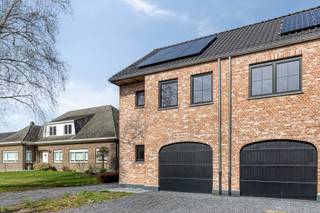 Maison semi-ouverte neuve avec 3 chambres et garage à LedeVous cherchez une maison neuve économe en énergie à Lede avec des finitions modernes ? Ne cherchez plus !Avec 3 chambres, une cuisine entièrement équipée et des panneaux solaires (PEB A+), cette maison offre tout le confort que vous recherchez.<br /><br />Disposition de la maison :<br />Rez-de-chaussée :<br />- Hall d'entrée<br />- Toilettes invités séparées<br />- Séjour spacieux<br />- Cuisine ouverte entièrement équipée<br />- Débarras<br />- Garage avec accès intérieur<br /><br />Premier étage :<br />- Hall de nuit<br />- 3 chambres complètes<br />- Salle de bain avec douche et baignoire<br />- Double lavabo<br /><br />Deuxième étage :<br />- Grenier<br /><br />Atouts :<br />- Nouvelle construction (année 2026)<br />- Pompe à chaleur air-eau<br />- Panneaux solaires présents<br />- Surface habitable de 172 m²<br />- Terrain de 450 m²<br />- Garage inclus<br />- Emplacement calme et rural<br /><br />Consultez tous les détails et réservez votre visite via ce lien : https://albert.immo/project/7629985
