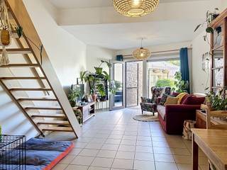 Leuke en gezellige woning met 2 slaapkamers, een ruime zolder en diepe tuin. Qua indeling omvat deze woning een inkomhal met gastentoilet,...