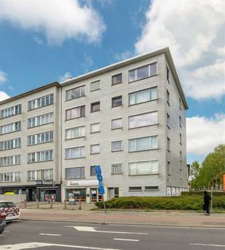 Op zoek naar een lichtrijk appartement met alle comfort binnen handbereik?Dit tweeslaapkamerappartement met tussenkamer combineert rust,...