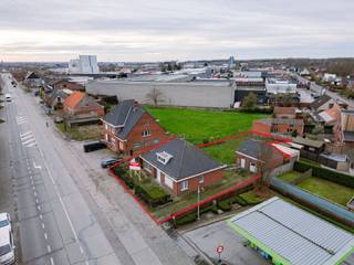 Interessante eigendom op een perceel van 747 m², centraal gelegen in Torhout. <br /><br />De stedenbouwkundige bestemming biedt een brede waaier aan mogelijkheden, waaronder wonen in combinatie met kantoor, handel, KMO-activiteiten of een gemengd gebruik. Een unieke opportuniteit voor ondernemers, investeerders of wie wonen en werken wil combineren.<br /><br />Meer informatie? Contacteer Simon via 0498 123 708 of simon@vicusvastgoed.be.