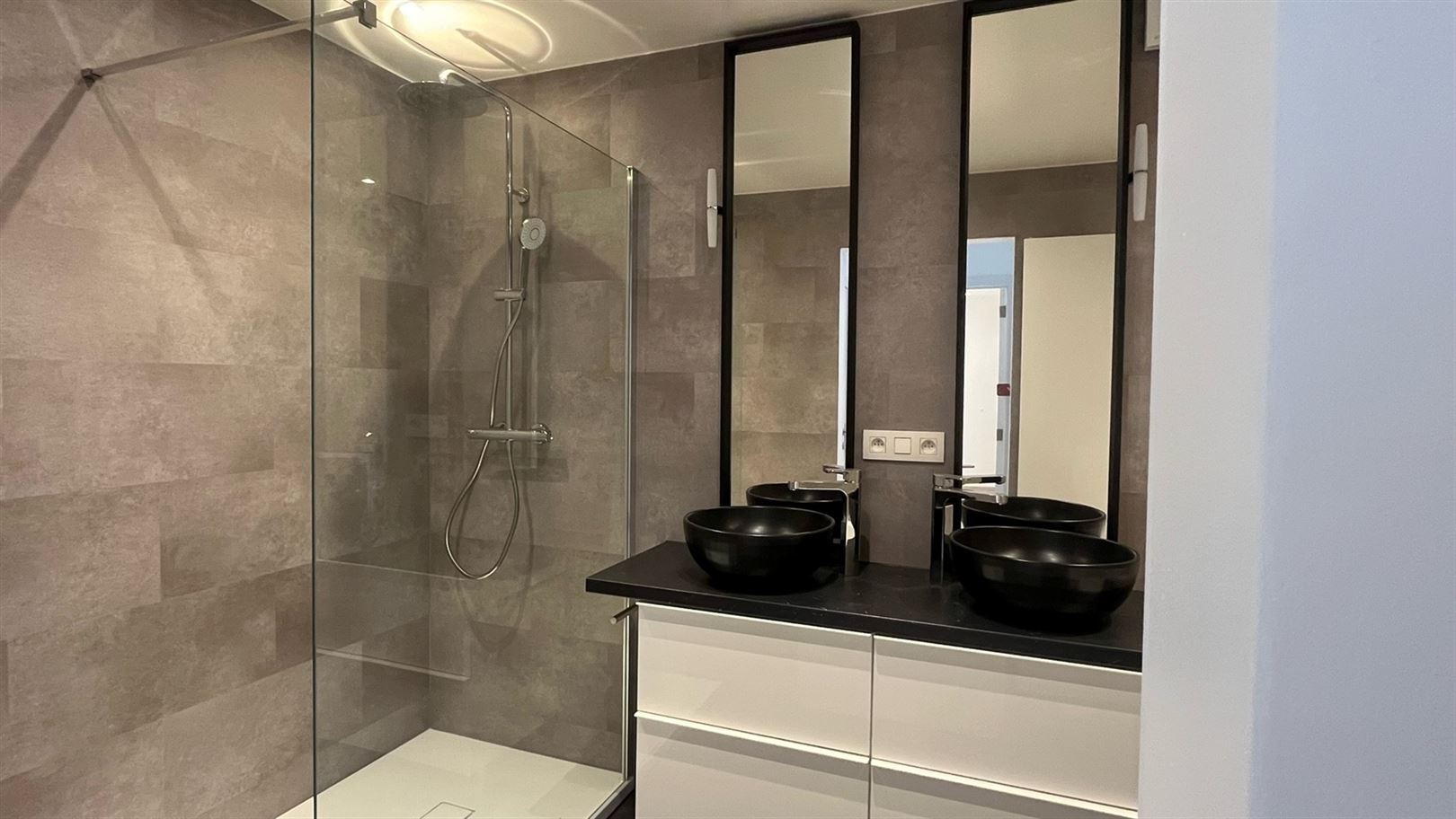 Gloednieuw gerenoveerd appartement in centrum Antwerpen - foto 5