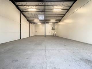Magazijn van ca. 330 m² te huur in het bedrijvencentrum te Harelbeke. Gelegen in de nabijheid van diverse invalswegen en de...