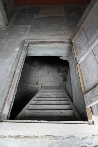 <p>In de geliefde Sint-Andrieswijk, pal in het bruisende centrum van Antwerpen, vind je deze opslagruimte. <br />Ideaal voor ondernemers, zelfstandigen of winkels in de buurt die extra stockageruimte zoeken.</p>
<p>Achter de dubbele poort schuilt een <strong>opslagruimte van 12 m²</strong>, perfect voor dagelijkse voorraad, materiaal of leveringen. Maar het echte troefstuk ligt er vlak onder: een<strong> kelder van maar liefst 117 m²</strong>. Stevig en verrassend ruim. Ideaal voor wie volumineuze goederen of seizoensstock wil opslaan.</p>
<p>De ligging? <strong>Moeilijk te overtreffen.</strong> Je zit hier op wandelafstand van de Nationalestraat, Kammenstraat, Groenplaats en alle grote verkeersassen. Daardoor is deze plek niet alleen handig, maar ook strategisch slim voor elke handelaar in het centrum.</p>
<p><strong>Troeven op een rij:<br /></strong>- 12 m² opslagruimte + 117 m² kelder<br />- Supercentrale locatie<br />- Ideaal voor winkels, horeca, e-commerce of materiaalopslag<br />- Grote volumes mogelijk dankzij de riante kelder</p>
<p>Op zoek naar praktische, betaalbare en royale opslagruimte in het hart van de stad?<br />Dan is dit jouw kans. Contacteer ons voor een bezoek!</p>