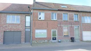 <p>Bent u op zoek naar een renovatieproject, zonder renovatieplicht, met potentieel én een uitzonderlijke ligging? Dan is deze woning precies wat u zoekt. De woning beschikt momenteel over twee slaapkamers en een zolderruimte, die tal van mogelijkheden biedt voor uitbreiding of herinrichting. Mits de nodige renovatiewerken kan dit pand omgevormd worden tot een gezellige en functionele thuis, volledig naar uw eigen smaak en wensen. De absolute troef van deze eigendom is zonder twijfel het <strong>adembenemende, blijvende open zicht</strong> zowel vooraan als achteraan. U geniet hier in alle rust van uitgestrekte velden in agrarisch gebied – een zeldzame combinatie van vrijheid, groen en privacy. Kortom, een ideale opportuniteit voor handige renovatoren, investeerders of wie droomt van wonen in een landelijke omgeving met zicht op de natuur.<br /><br /><span>Indeling</span><br /><span>Gelijkvloers</span> (57m²)<br />Leefruimte met aansluitend de keuken. De keuken is nog functioneel. Gastentoilet. Traphal naar de eerste verdieping. Ingerichte badkamer. Buiten hebben we een extra bergruimte met zoldering. <br /><br /><span>1e Verdieping </span>(35m²)<br />Twee ruime slaapkamers. Op de nachthal bevindt het zolderluik. <br /><br /><span>2e Verdieping</span> (25m²)<br />Een zolderruimte om in te richten.<br /><br /><span>Extra</span><br />Aardgas. Op het gelijklvloers hebben we ramen met dubbele beglazing. Op het verdiep is het enkele beglazing. Rolluiken. De tuin achteraan kijkt uit op adembenemend uitzicht van de velden.</p>