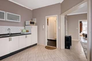 <p>Dit verzorgd appartement is ideaal gelegen in een opkomende buurt vlak bij Park Spoor Noord. De omgeving is volop in ontwikkeling en biedt tal van nieuwe horecazaken, winkels en groen. Daardoor is dit zowel een perfect startersappartement als een interessante investeringsopportuniteit.</p>
<p>De ruime woonkamer baadt in het licht dankzij de grote ramen en biedt voldoende plaats voor gezellige avonden, alleen, met z’n tweeën of met vrienden. De keuken sluit mooi aan bij de leefruimte en biedt plaats voor een extra zithoek. De badkamer is ingericht met douche en toilet.</p>
<p>Een lichtrijk appartement, ideaal voor wie op zoek is naar een eerste eigen thuis of naar een investering met potentieel.</p>
<p><strong>Extra’s</strong><br />-2 slaapkamers<br />-Cv op gas<br />-Dubbele beglazing<br />-Opkomende buurt nabij Park Spoor Noord<br />-EPC-label C<br />-Kelderberging<br /><br />Heb je interesse? Maak dan snel een afspraak via info@jamar.immo of ‭03 435 31 33‬.<br /><br />Meer info en attesten (EPC, EK, asbest) te vinden op: www.jamar.immo<br />Wg – Vg – Vkr – Gvv– Gmo – Geen overstromingsgevoelig gebied - Geen Worg</p>