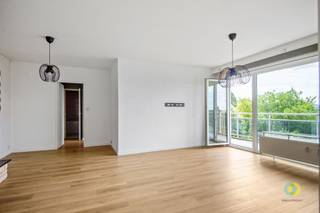 <p><span>**IN OPTIE** Dit lichtrijke appartement op de 5e verdieping combineert een rustige, groene ligging met een vlotte bereikbaarheid. Gelegen nabij het Domein Drie Fonteinen geniet u van een groene omgeving, terwijl het station van Vilvoorde, openbaar vervoer, winkels en belangrijke verbindingswegen vlot bereikbaar zijn. Ook de Brusselse Ring bevindt zich op korte afstand. Het appartement is op te frissen naar eigen smaak en beschikt reeds over een gunstig EPC-label B. Een energetische renovatie is bijgevolg niet aan de orde, waardoor u het budget volledig kunt inzetten voor de inrichting. Via de inkomhal bereikt u de leefruimte en keuken, beide voorzien van grote raampartijen met veel natuurlijke lichtinval. Vanuit beide ruimtes is er toegang tot het ruime terras over de volledige gevelbreedte van 12 meter, met een prachtig uitzicht. De nachthal geeft toegang tot twee slaapkamers van 12,5 m² en 9 m², een badkamer en een apart toilet. Dankzij de afwezigheid van steunmuren binnen het appartement zijn er bovendien tal van indelingsmogelijkheden, zoals het creëren van een open keuken met eiland. Het appartement wordt verkocht inclusief garagebox en kelderberging. Een ideale opportuniteit voor wie een appartement in Vilvoorde naar eigen smaak wil vernieuwen, zonder energetische renovatieverplichting.</span><span> </span></p>