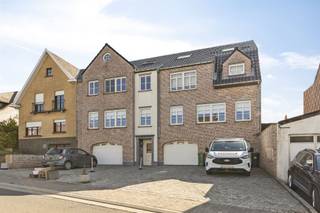 Deze duplex omvat inkom met een toilet, grote living met open keuken voorzien van alle comfort. Terras en berging aanwezig. Op de verdieping zijn er...