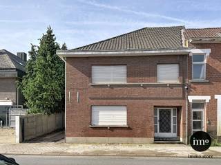 Met een bewoonbare oppervlakte van maar liefst 230 m², een in te richten zolder van ongeveer 100 m² bereikbaar via een vaste trap én een ruime loods van circa 160 m², biedt deze eigendom een uitzonderlijk aantal mogelijkheden. Of u nu een zelfstandige bent, een vrij beroep uitoefent, nood heeft aan een atelier, magazijn of werkplaats, of gewoon op zoek bent naar een woning met veel ruimte voor uw hobby's of verzamelingen, deze eigendom biedt het allemaal.<br />De woning geniet bovendien van een CENTRALE LIGGING in Groot-Bijgaarden, op wandelafstand van winkels, scholen, openbaar vervoer en met een vlotte verbinding naar de Brusselse Ring en andere belangrijke invalswegen. Hierdoor combineert u een uitstekende bereikbaarheid met alle comfort van wonen in het centrum.<br />Dankzij de royale volumes, de uitbreidingsmogelijkheden en de veelzijdige indeling vormt deze eigendom een ZELDZAME OPPORTUNITEIT voor wie op zoek is naar een pand met zowel privé als professioneel potentieel.<br />Indien interesse, neem vrijblijvend contact op met Immo Store via 02/203.03.03 of mail naar info@immo-store.be. Wij helpen u graag verder.