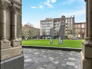 Instapklaar appartement in het hart van de stad, bestaande uit een lichtrijke leefruimte, bureauhoek, volledig uitgeruste keuken, 2...