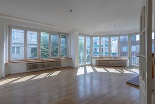 <p>Opgefrist appartement met 2 slaapkamers met grote kelder.<br />Gelegen op de tweede verdieping, bereikbaar met lift in een kleine residentie.</p><p></p><p>Dit gezellige twee kamerappartement bevindt zich in een rustige straat, nabij groenzone, maar wel met openbaar vervoer op wandelafstand. <br /><br />Bij binnenkomst kom je terecht in een ruime inkomhal met vestiairekast. De leefruimte is ruimtelijk en zeer lichtrijk dankzij de hoekligging.</p><p>De keuken is geinstalleerd en apart gelegen. Net zoals de badkamer, ramen en andere werd het appartement ca 18j terug volledig gerenoveerd en op heden andermaal opgefrist.</p><p><br />Het beschikt over twee comfortabele slaapkamers en een badkamer met douche in ligbad.</p><p></p><p>Inbegrepen in de prijs is één grote en privatieve kelderruimte.</p><p></p><p>EPC: 258 kWh/(m²jaar) – label E</p>