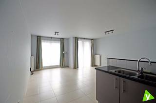 Dit zonnig appartement is gelegen op de Boelare in het centrum van Eeklo en geniet van veel lichtinval.<br /><br />Samenstelling; inkom, woonkamer die uitgeeft op het terras aan de voorzijde, geïnstalleerde open keuken, badkamer met ligbad, apart toilet, berging, 2 slaapkamers en terras aan de voor- en achterzijde.<br /><br />Aparte garagebox inclusief de huurprijs!<br /><br />Dit appartement heeft een uitstekende ligging in het centrum van Eeklo!<br /><br />Bezoek steeds mogelijk na inschrijving op de website.