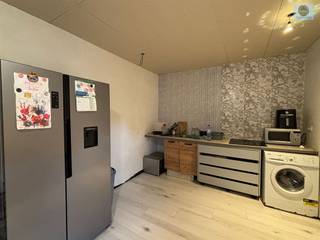 <p><span>WONING MET 4 KAMERS EN TUIN</span></p><p><span>Richtprijs : 299.000 euro</span></p><p><span> </span></p><p><span>Deze woning is gelegen nabij de dorpskern van Ophasselt, kortbij scholen, openbaar vervoer en belangrijke invalswegen.</span></p><p><span>Beneden is er de ruime living en eetkamer, open keuken met plaats voor een kookeiland, diverse polyvalente ruimtes voor uitbreiding.</span></p><p><span>Boven zijn er 3 kamers, apart toilet en badkamer met bad en lavabo.</span></p><p><span>De zolder biedt mogelijkheid tot het creëren van extra kamers.</span></p><p><span>Achteraan en aan de zijkant is er een leuke tuin aanwezig, ideaal voor dieren, moestuin of extra privacy</span></p><p><span> </span></p><p><span>De woning werd structureel gerenoveerd, zo werd het voorzien van een volledig nieuw geïsoleerd dak, grotendeels driedubbele beglazing. De bovenverdieping werd reeds volledig afgewerkt. </span></p><p><span>De benedenverdieping verdient nog de nodige aanpak.</span></p><p><span> </span></p><p><span>Samen met de zolder heeft deze woning een oppervlakte van +- 180m², achteraan is er nog een extra ruimte die kan gebruikt worden als veranda en opslagruimte +- 65m².</span></p><p><span> </span></p><p><span> </span></p><p><span> </span></p><p><span>TROEVEN: </span></p><p><span>Dak volledig vernieuwd!</span></p><p><span>Elektriciteit conform AREI.</span></p><p><span>EPC label D => GEEN renovatieverplichting</span></p><p><span>Nieuwe verwarmingsketel op gas</span></p><p><span> </span></p><p><span>Aarzel niet en bel voor info of bezoek naar dylan op 0489546999 of stuur een e-mail naar <span>dylan@svena.be</span></span></p><p><span> </span></p><p><span>Deze gegevens zijn louter informatief en wij kunnen niet aansprakelijk gesteld worden voor eventuele onjuistheden. </span></p><p><span>De bewoonbare oppervlakte is slechts indicatief.</span></p><p><span> </span></p>