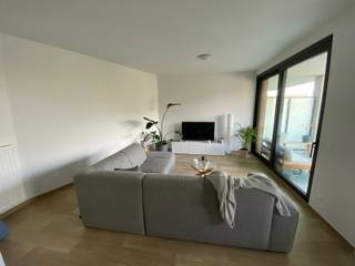 Energiezuinig nieuwbouw appartement in residentie Berthout . Dit project is een nieuwe stadsontwikkeling aan Baantveld, uitstekend gelegen in een rustige omgeving. Er is een goede verbindingen, zowel via openbaar vervoer als via autostrade.<br /><br />Het appartement bestaat uit een inkomhal, leefruimte, geïnstalleerde keuken (oven, kookplaat, dubbele spoelbak, vaatwasser en frigo met vriesvak), 1 slaapkamer, badkamer (wasbak, douche), toilet en een overdekt terras.<br /><br />Bovendien is er een autostaanplaats, kelderberging en fietsenstalling voorzien.<br /><br />Gemeenschappelijke kosten bedragen 75 euro per maand.<br /><br />Beschikbaar vanaf 01/09/25.<br /><br />De troeven:<br /><br />- Centrum Geel op wandelafstand van de markt<br />- Terras<br />- Autostaanplaats<br />- Instapklaar<br /><br />Heb je interesse? Vraag uw bezoek aan via onze website https://www.immovl.be/te-huur/list en druk op de knop 'IK WENS EEN BEZOEK'.