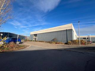 Magazijnruimte van 1080m² met kantoor van 308m², Unit 5A, te Kontich.Ruime parking rondom het gebouw.Goed gelegen Unit op ca. 2km van de op- en afrit...