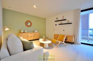 Situé au cœur d'Avelgem, cet élégant appartement de plain-pied nouvellement construit dans la « Residentie Meersenzicht » offre tout ce dont vous avez besoin pour vivre confortablement. Grâce à son excellent emplacement, vous êtes à une courte distance des magasins, des écoles et des principales voies de communication.<br /><br />L'appartement comprend un hall d'entrée, des toilettes pour invités, un espace de vie avec cuisine entièrement équipée, une buanderie, deux chambres à coucher, une salle de bains avec double lavabo et douche à l'italienne. Il y a une terrasse de 23m². <br /><br />Caractéristiques :<br />Efficacité énergétique (niveau E = 45)<br />Chauffage par pompe à chaleur air-eau et chauffage par le sol<br />Système de ventilation de type D<br />Abri à vélos commun<br />Possibilité d'acheter une place de parking en option<br /><br />Avec une surface habitable de 92 m², cet appartement offre un équilibre parfait entre confort et fonctionnalité. Grâce à son efficacité énergétique, vous bénéficierez de faibles coûts énergétiques et d'une expérience de vie agréable.<br /><br />Prix : hors TVA, enregistrement et frais supplémentaires.<br /><br />Plus d'informations ou une visite ? Contactez Marthe Vandevelde : 0477 63 78 97 