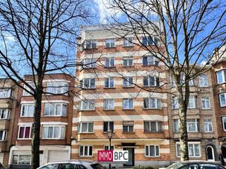 Jouw nieuwe stek in hartje Koekelberg!Ontdek een charmant appartement met een bewoonbare oppervlakte van 75m² op een centrale ligging. Dit...
